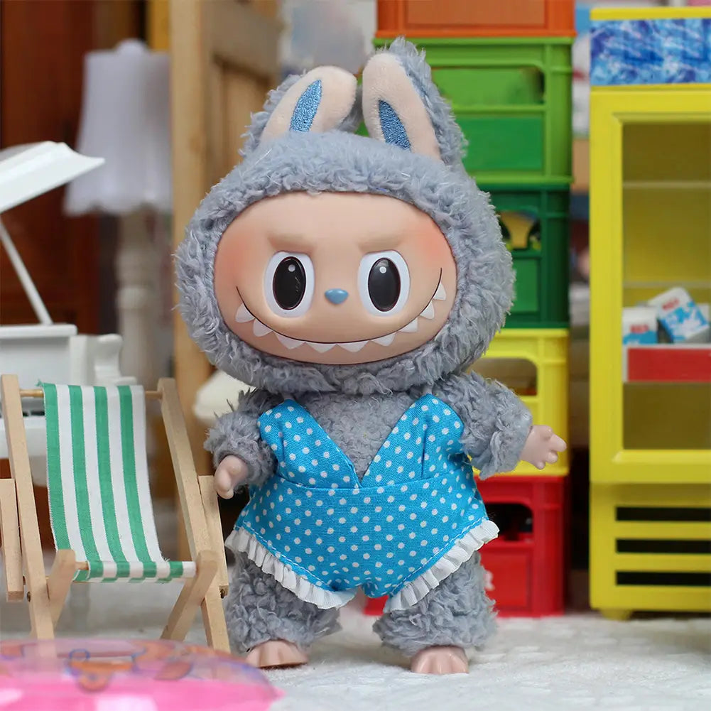 Figura de muñeco Labubu de peluche gris y esponjoso con bañador azul de lunares blancos con volantes, del conjunto de bañador de verano para muñeco Labubu de 17 cm.