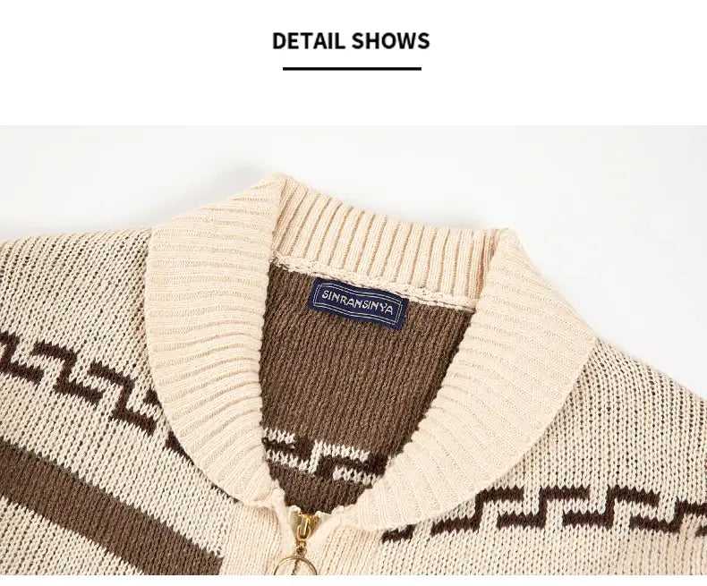 Pull-over zippé en maille beige et marron, avec motif géométrique vintage et col côtelé pour homme.