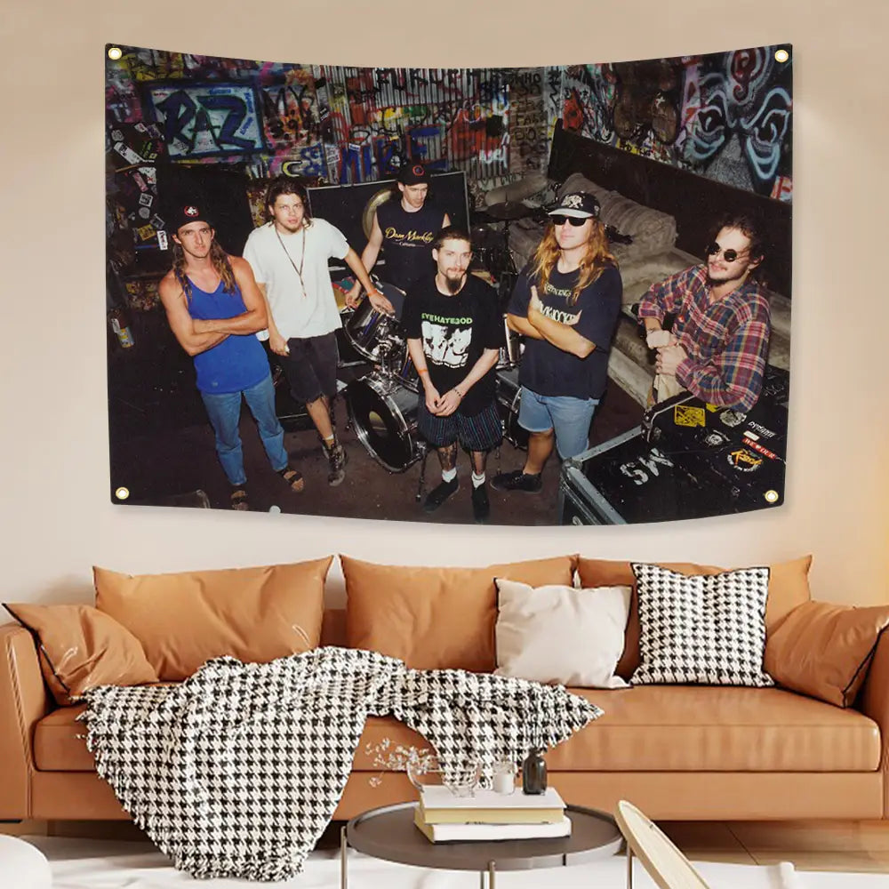 eine schwarz-weiße individuelle Polyester-Tapetenwandbehang-Kunst, die ein fotografisches Bild der Band Mötley Crüe zeigt, mit Schriftzug-Charakter-Details, die an einer Wand dargestellt sind.