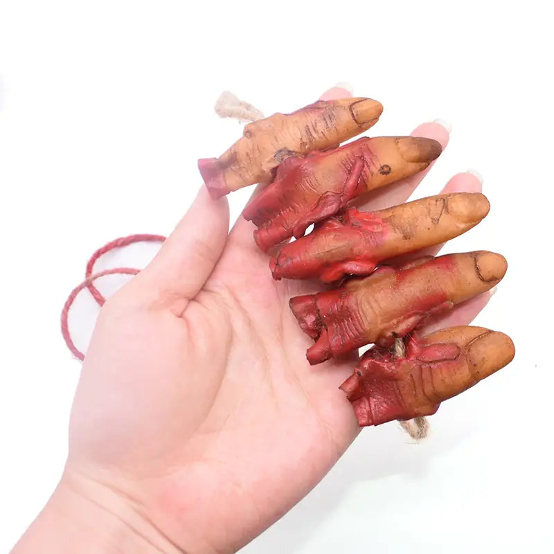 Un lot de cinq charmes réalistes de fausses parties du corps en forme de doigts ensanglantés, suspendus, fabriqués en plastique à finition mate, pour une décoration d’Halloween