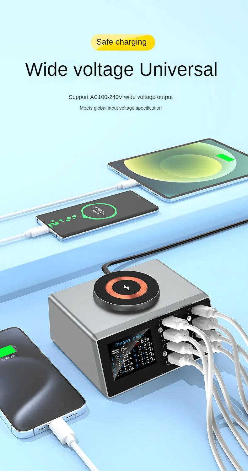 Cargador de escritorio de carga rápida multifunción metálico plateado con pantalla digital, que incluye varios puertos de salida y una almohadilla de carga inalámbrica circular en la parte superior; admite protocolos de carga rápida.