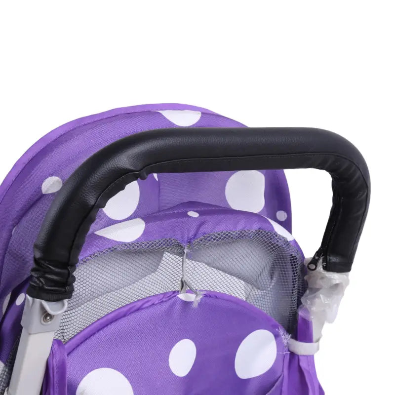 白い水玉模様のパープルのベビーカー。前面から確認できる、黒のパッド入りBugaboo Bee PUレザーハンドルカバー。