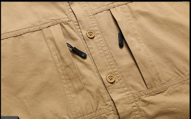 Braune Canvas-Shorts mit beigen Knöpfen und schwarzen Reißverschluss-Ziehern, passend zum Herren-Workwear-Hemd ohne Falten im japanischen Casual-Top-Stil.