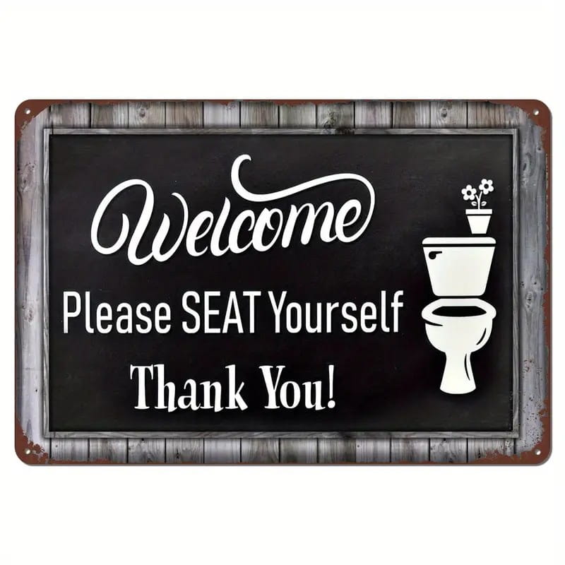 eine rustikale schwarze Metall-Vintage-Metall-Wandschild-Dekoration für das Badezimmer mit weißer, geschwungener Schrift, auf der „willkommen“ steht, „bitte nehmen Sie Platz“, „danke“, sowie einer stilisierten Toilettenillustration, frontal betrachtet