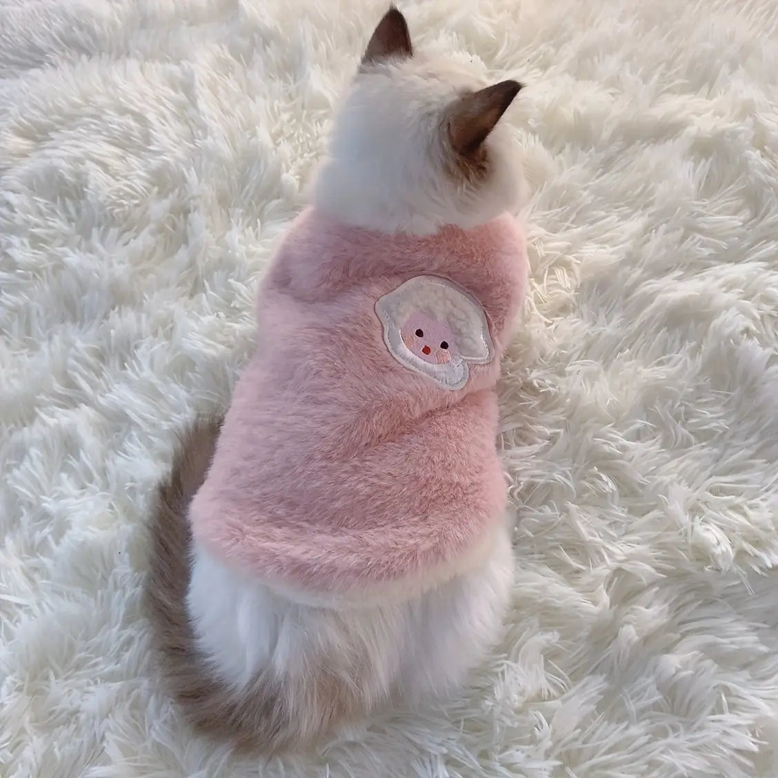 Suéter de gato suave color rosa con esponjosidad, con un adorable aplique de cerdito bordado en la parte trasera, diseñado como ropa de gatitos y accesorios para gatos para el invierno