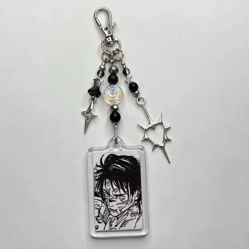 Llavero acrílico Y2K transparente con cuentas de anime que incluye una ilustración en blanco y negro del personaje con dijes de estrella metálica plateada y corazón con espinas, cuentas negras y una cuenta iridiscente.