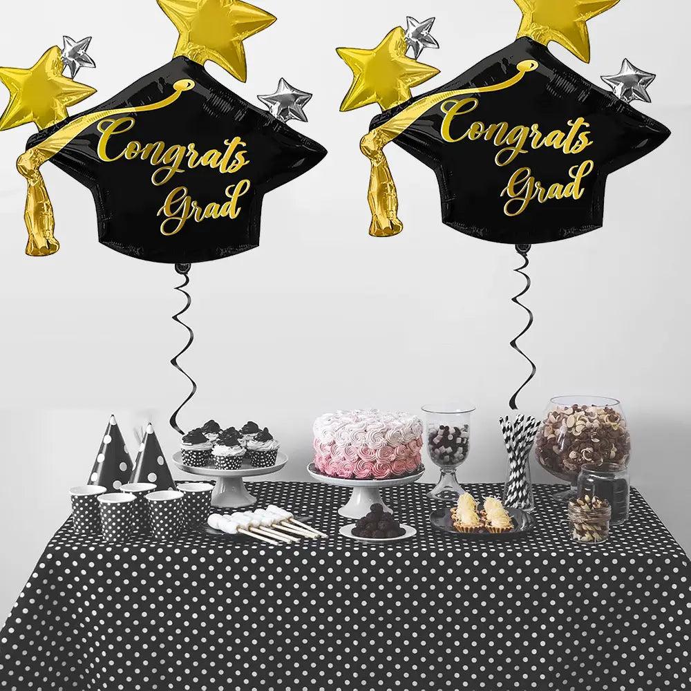 Ballons en feuille métallisée pour bonnet de fin d’études, lot de 3, comprenant des ballons noirs avec lettrage doré, des pompons, et ornés de décorations d’étoiles dorées et argentées pour les célébrations « Congrats Grad ».