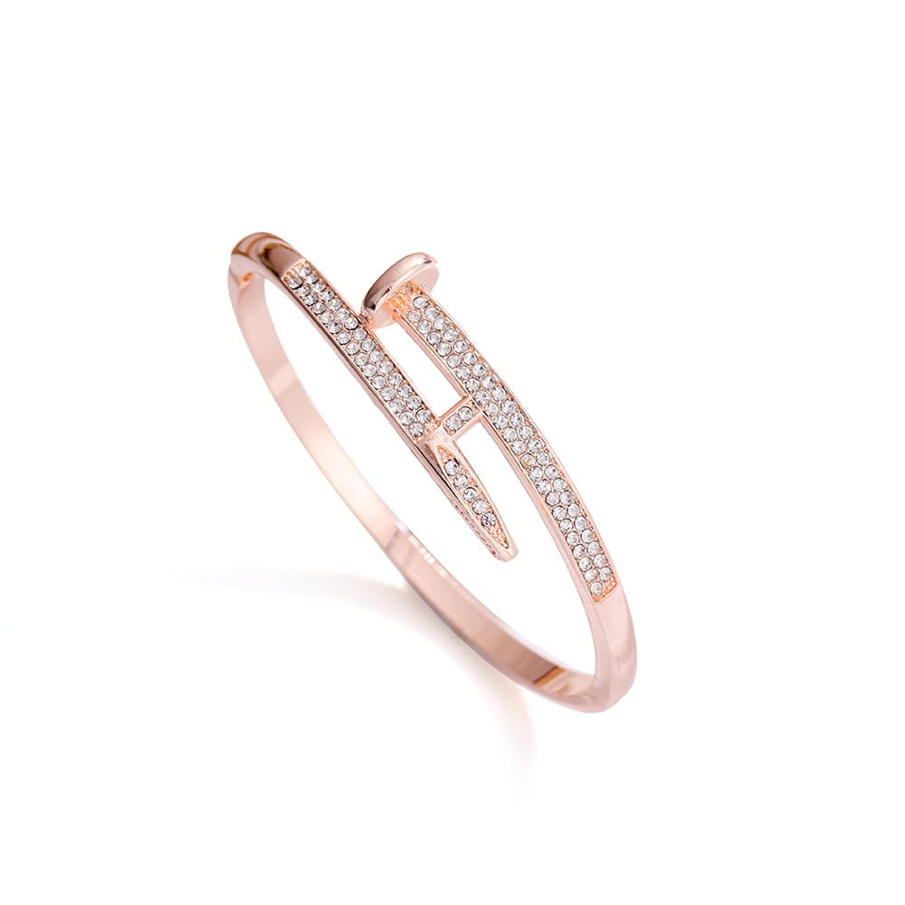 Bracelet jonc en zirconium cubique intersectant à tons or rose, inspiré du design des ongles et orné d’une rangée de cristaux transparents étincelants.
