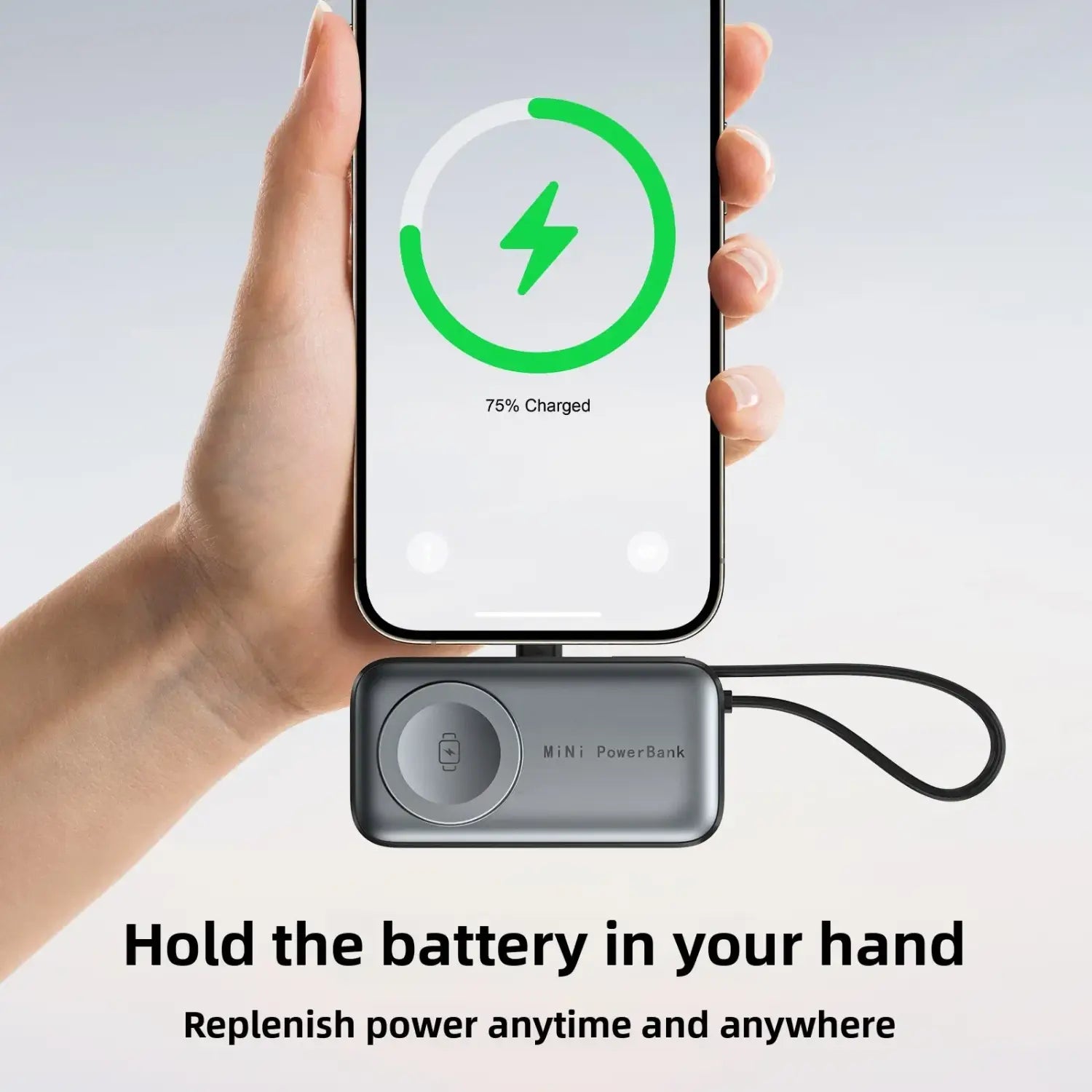 Silberne rechteckige Mini-Magnet-Powerbank mit 5000-mAh-Kapazität, mit rundem Knopf und schwarzem Handgelenkriemen für den Einsatz zum mobilen Laden.