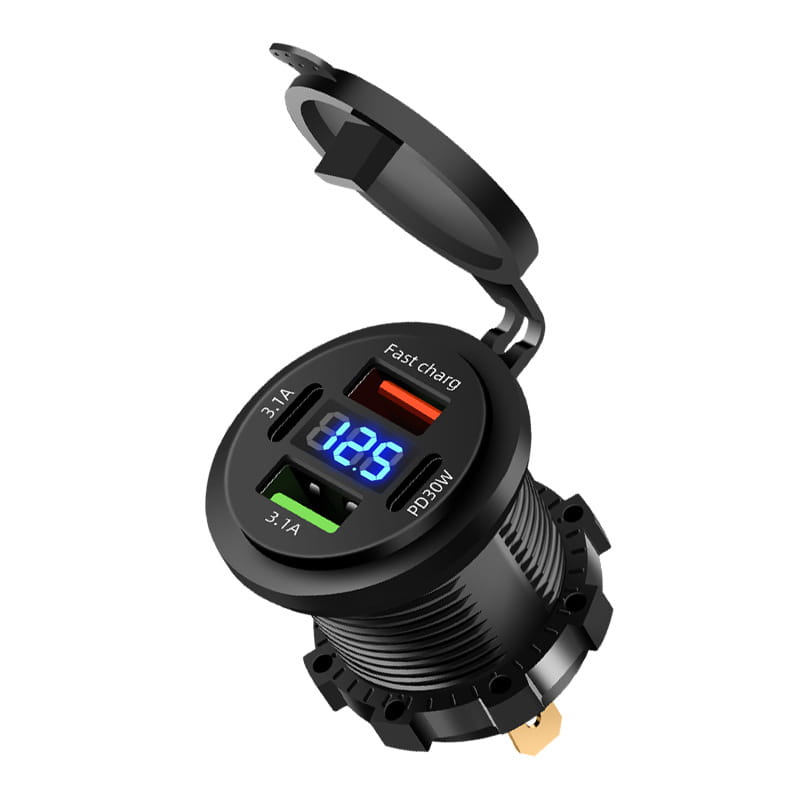 Schwarze, runde 96-W-4-Port-USB-Autoladebuchse mit schwenkbarem Deckel, mit zwei USB-Ports, beschriftet mit Schnellladen und PD30W, sowie beleuchteter digitaler Voltmetervanzeige