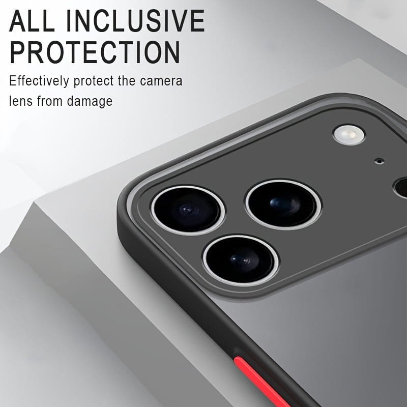 Reverso de una carcasa para iPhone con armadura translúcida, resistente a impactos, en color negro, con una franja de acento roja y protección para la lente de la cámara.