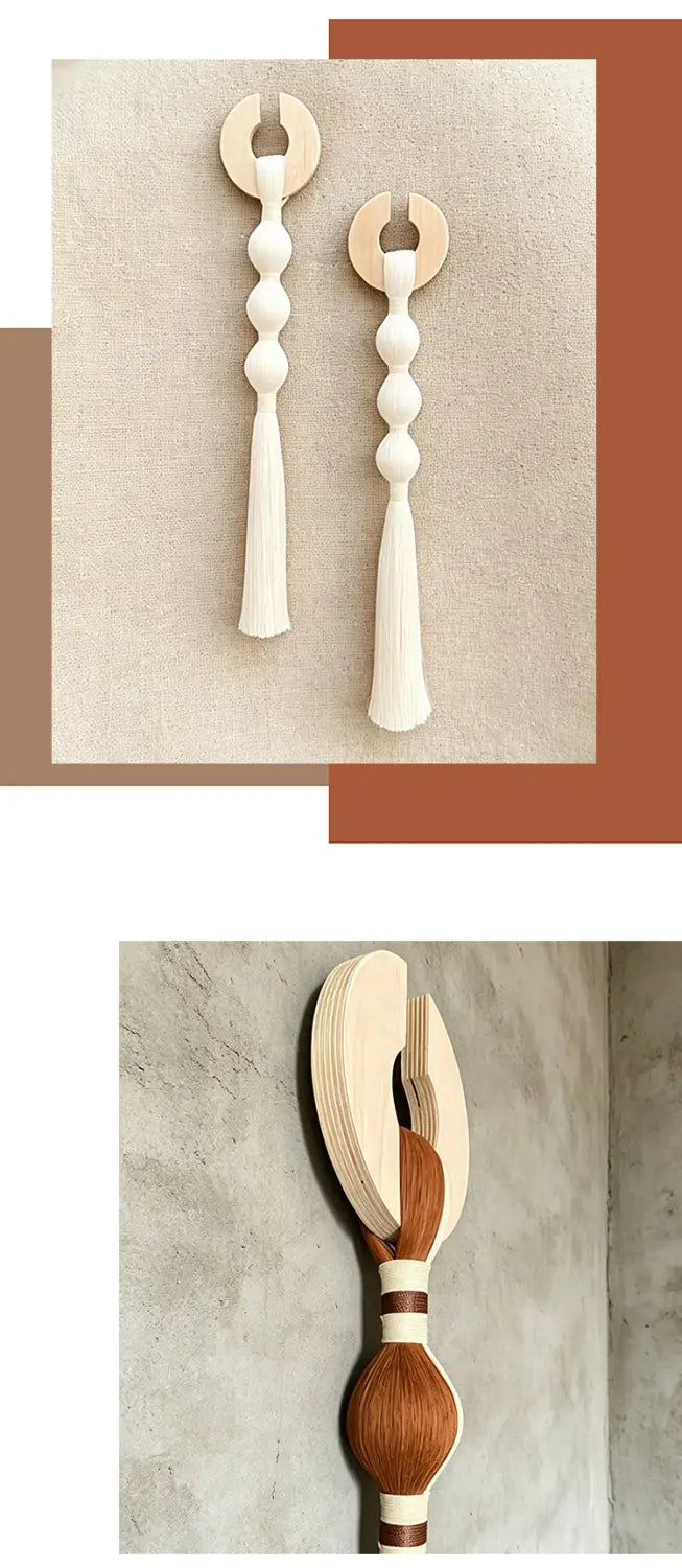Par de ganchos murales minimalistas de madera blancos con un diseño segmentado y estilizado y extremos tipo borla, presentados en el arte de colgante mural con borlas tejidas.