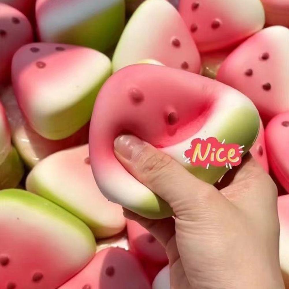 Rosa-grüner, Wassermelonen-förmiger Soft-Squeeze-Gegenstand zur langsamen Steigerung mit schwarzen Samendetails, entworfen als taktiler Stressabbau.