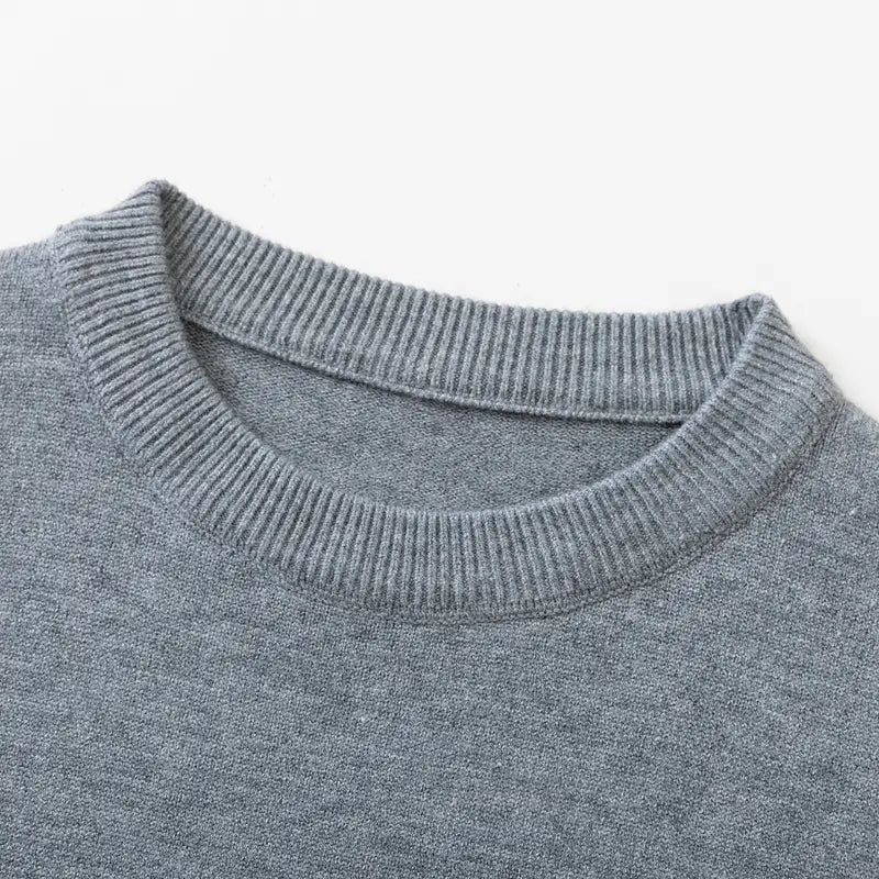 Klassischer Herren-Strickpullover mit Rundhalsausschnitt aus grau meliertem Strickstoff mit geripptem Kragen.