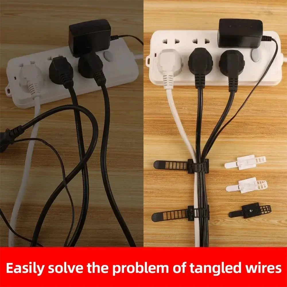 Regleta de alimentación de plástico blanco con enchufes y cables negro y blanco, organizada de manera ordenada mediante abrazaderas ajustables con soporte de brida para cable negro, con características ajustables de montaje autoradhesivo para la organización del cableado.