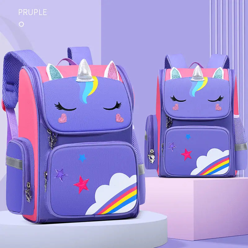 Lila Einhorn-motivierter Rucksack für Kinder mit pinken Akzenten, glitzernden Ohren und Horn sowie Regenbogen- und Sternapplikationen auf der Vorderseite, entworfen als Einhorn-Schulrucksack für Mädchen, Regenbogen-Buchertasche.