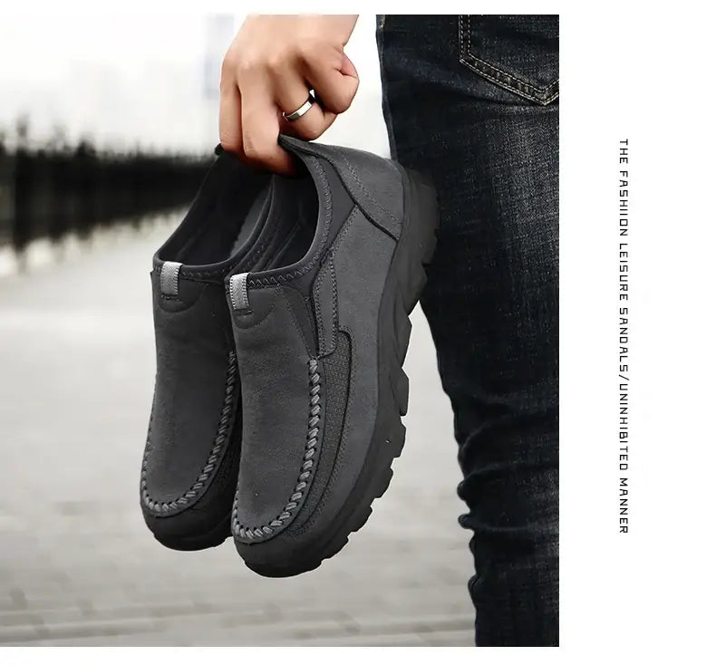 Mocassins homme décontractés en cuir à enfiler, avec dessus noir effet daim et semelle en caoutchouc épaisse, conçus pour un port confortable au quotidien.