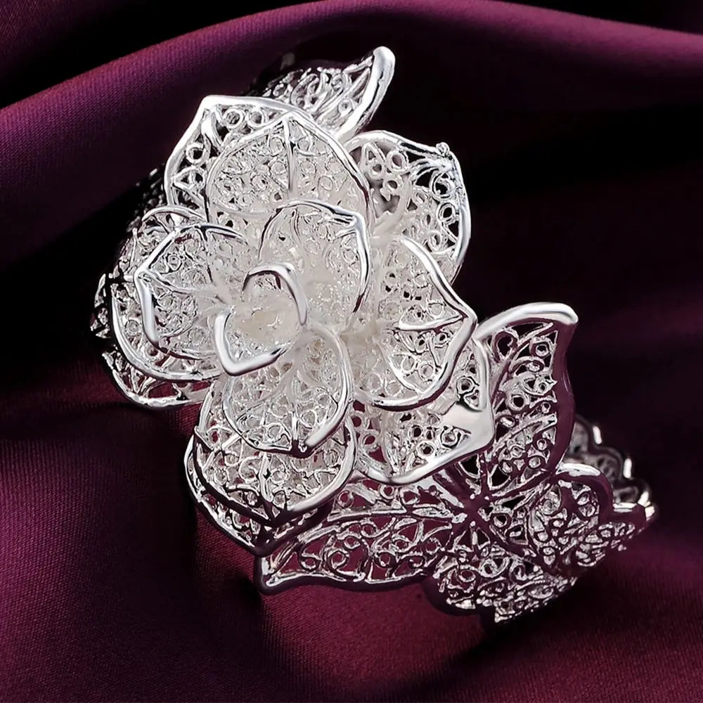 Parure de bijoux floraux en argent sterling comprenant un bracelet manchette de fleur en filigrane d’argent, avec des détails délicats de type dentelle et un motif ajouré finement ouvragé.