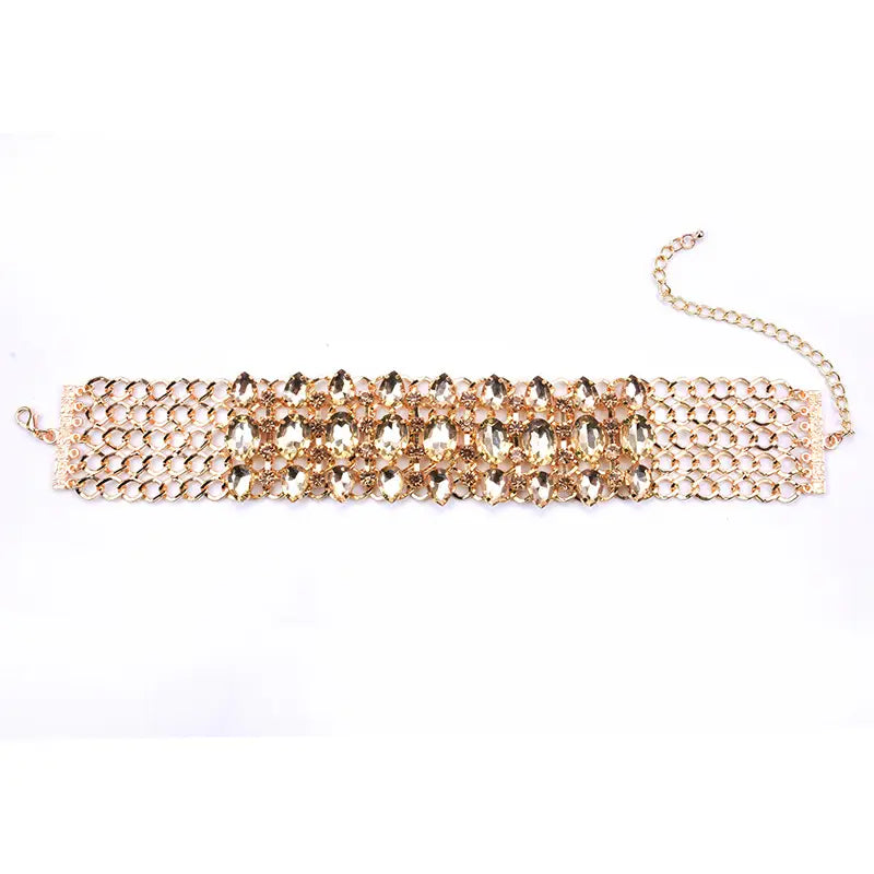 Un collier ras du cou en cristal arc-en-ciel à multiples brins à tons dorés, présentant une conception superposée en maille avec des rangées de cristaux facettés à la teinte ambre.