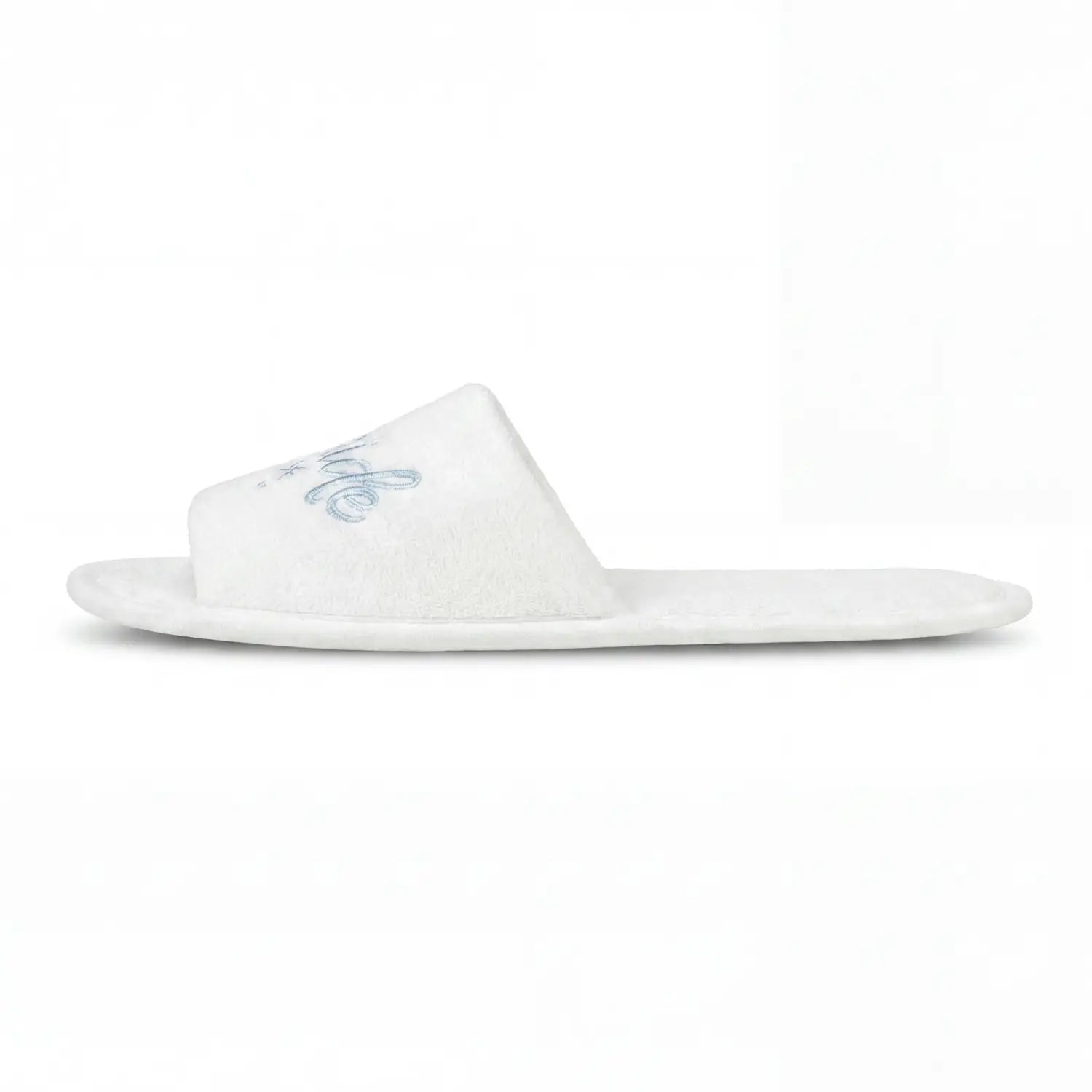 Mule de mariée en peluche blanche pour l’équipe, avec un délicat motif brodé bleu sur l’emboîture, provenant de l’ensemble cadeau pour la mariée de l’équipe.