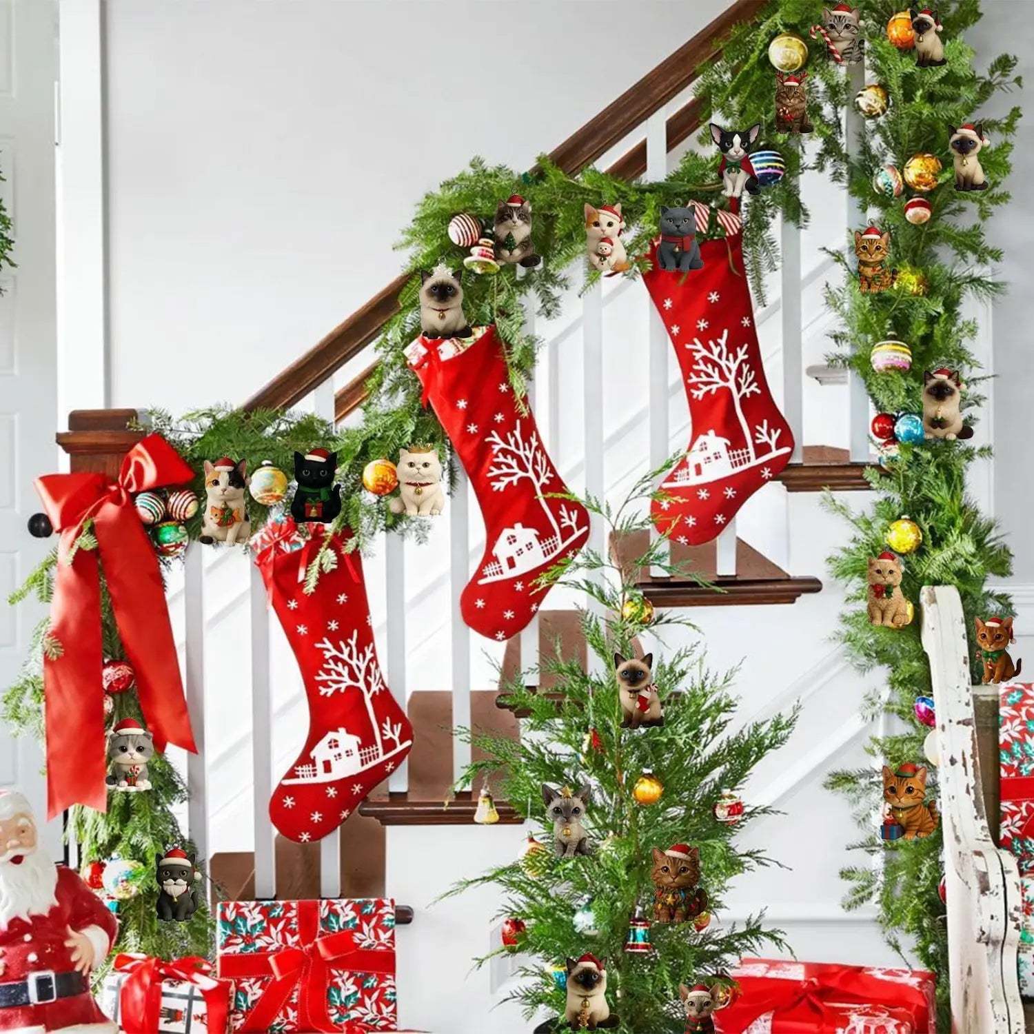 calcetines rojos de Navidad con diseños de árbol y casa en blanco cuelgan de una escalera decorada con guirnaldas verdes, como parte de la decoración del árbol de gatos acrílico de 24 días para la cuenta atrás de Navidad.