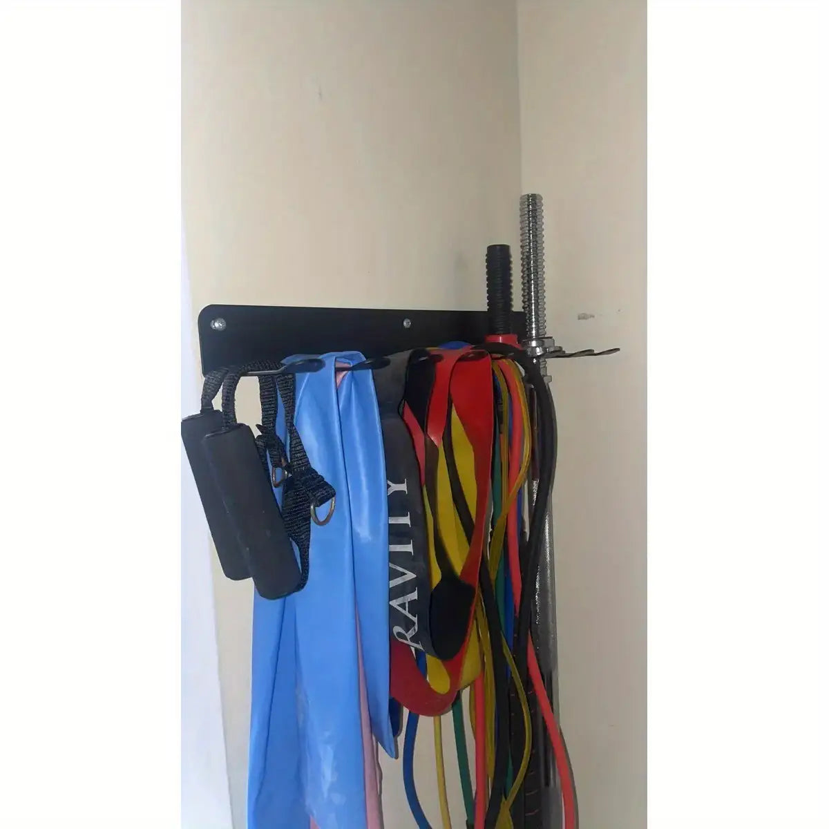 Schwarzer Wandhalter für Fitnessstudiogeräte aus Metall, Organizer mit farbigen Widerstandsbändern und einer Kurzhantel, zur Verwendung am Metall-Lagerregal.