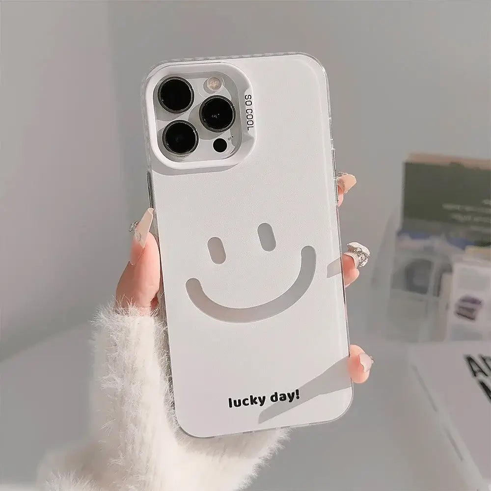 Estuche para iPhone transparente blanco minimalista con un diseño de carita sonriente y el texto «Lucky Day» en el lado posterior