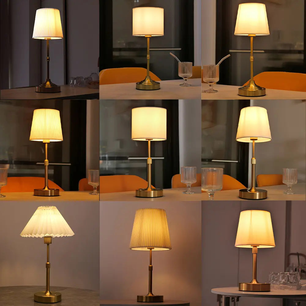 Messingveredelte Touch-Tischlampe mit einem plisseeartigen cremefarbenen Stoffschirm, von vorn dargestellt.