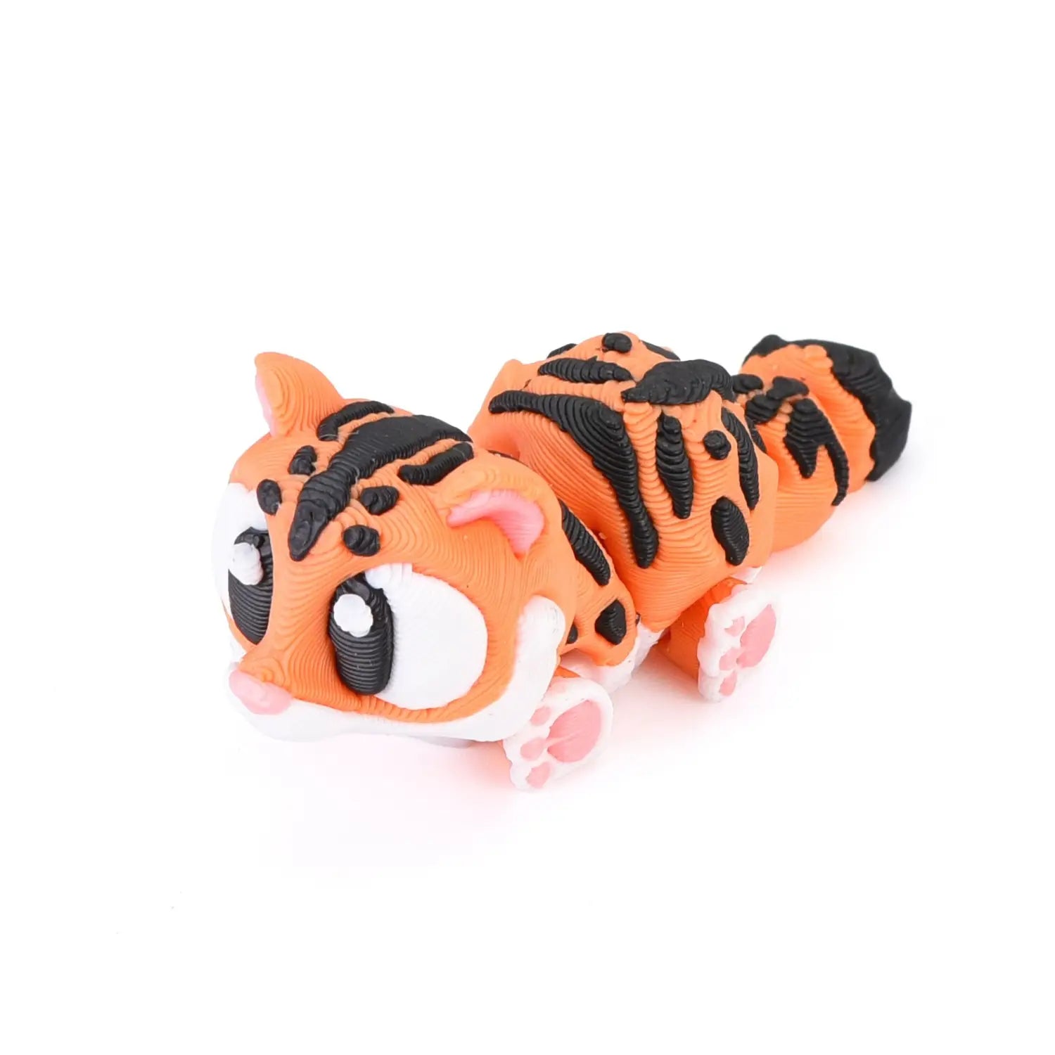 Un jouet de tigre en peluche à rayures orange et noires, avec des touches roses sur les oreilles, les pattes et le museau, présenté comme produits finis de figurines d’animaux imprimées en 3D.