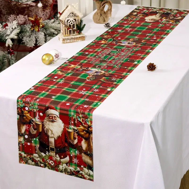 Vintage-Weihnachtsmann-Tischläufer im rot-grünen Karomuster mit einem festlichen Design von Santa Claus, Rentier-Schneeflocken und Text „Merry Christmas“ im rustikalen Landhausstil