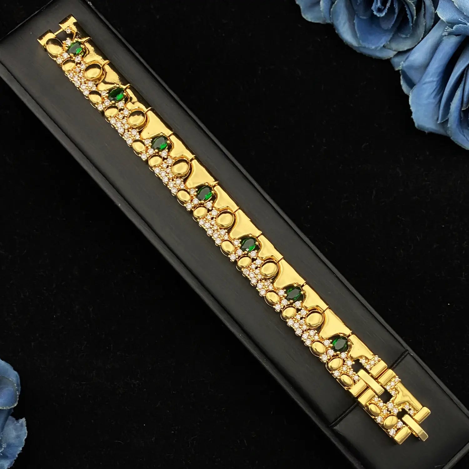 Bracelet ton or issu de l’ensemble de bijoux géométriques en zircon doré, présentant des pierres vertes et des cristaux clairs alternés dans un design à maillons ornés.