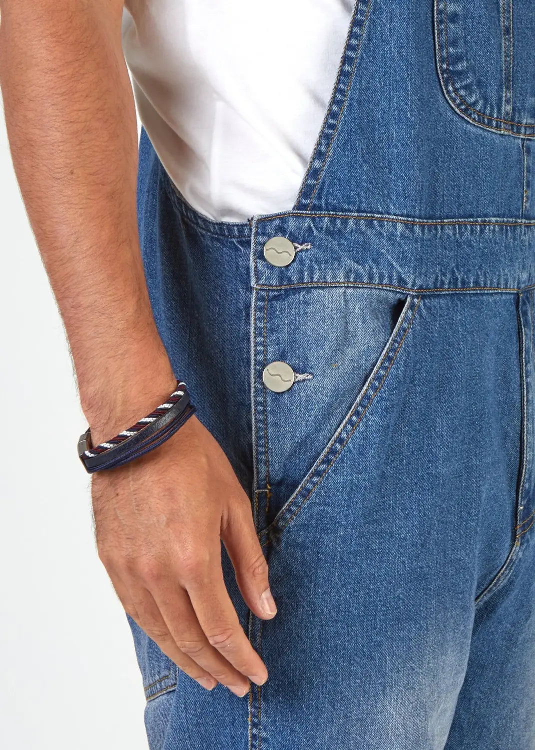 Herren-Jeanslatzhose mit geradem Bein und schlichter Jumpsuit-Passform in blauem Denim mit silbernen Knöpfen und einem klassischen, leicht abgetragenen Look.