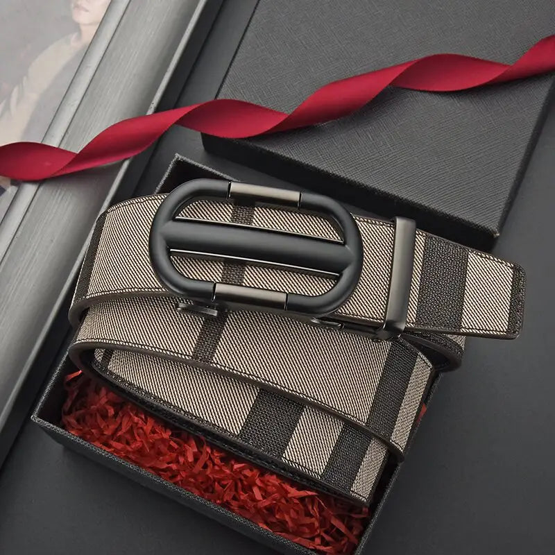 Ceinture en cuir à motif à carreaux pour homme, avec des rayures beige et noires et une boucle automatique métallique au fini mat, au design épuré.