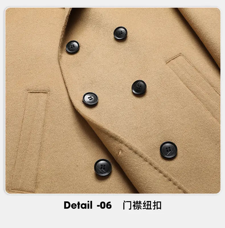 Herren-Langwollmantel als Winterjacke aus beiger Wolle mit schwarzen runden Knöpfen, von vorne abgebildet.
