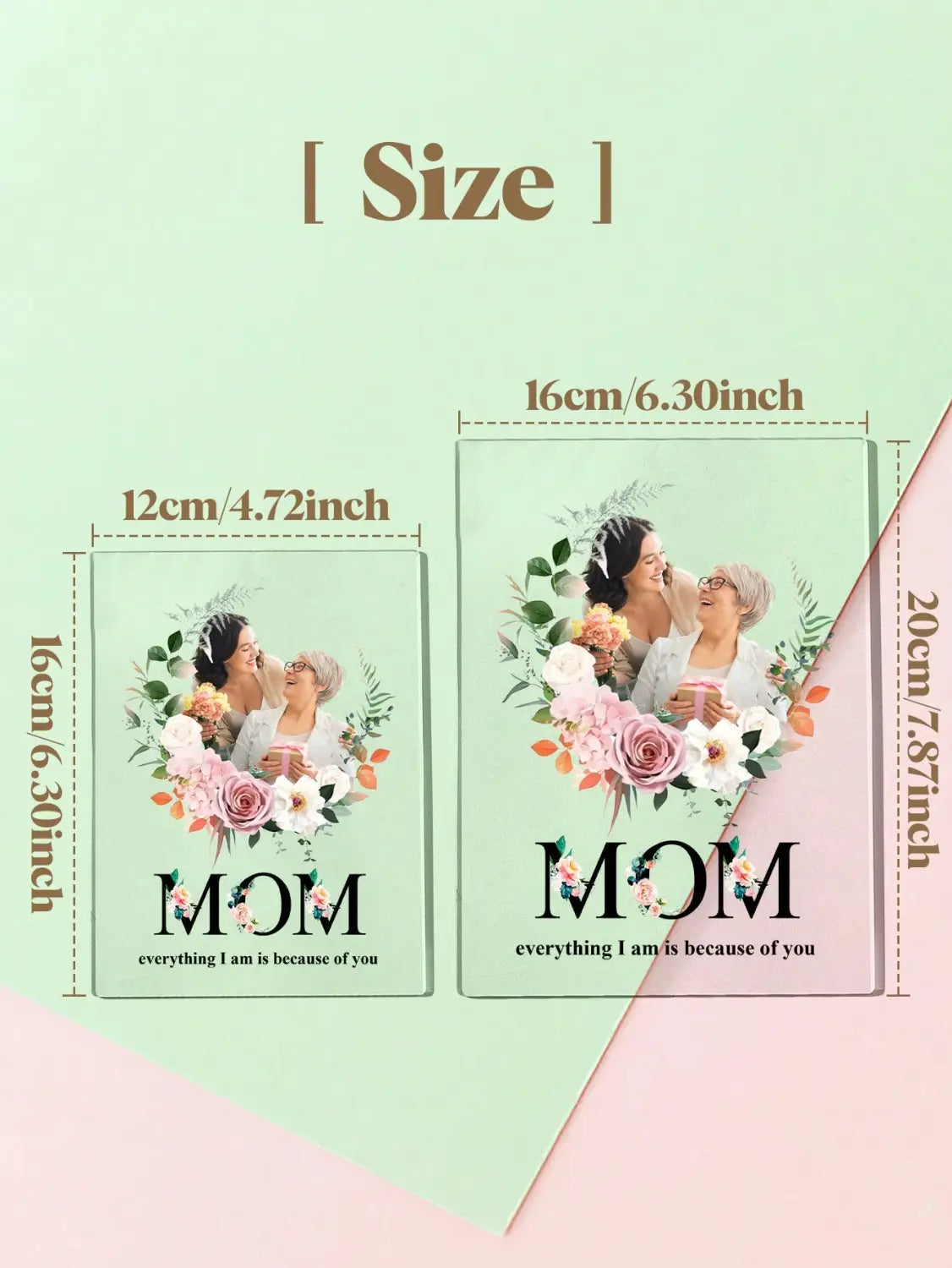 花輪のデザインと「mom」の文字が下部に印刷された、淡い緑色の長方形のカスタムフォトアクリル製プレート。女性2名の画像をあしらい、家族への記念ギフトとしてパーソナライズ。