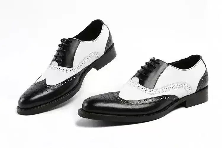 Zapatos de vestir Oxford tipo brogue bicolor para hombre, en negro y blanco, con detalles perforados y material de cuero.