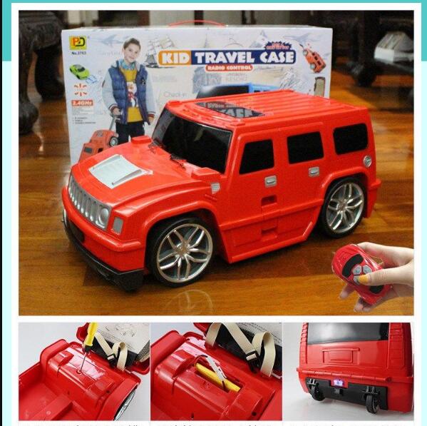 Kinderfahrzeug auf einem roten ferngesteuerten Gepäckkoffer aus Kunststoff, im Stil eines SUVs mit silbernen Felgen und schwarzen Fenstern; wirkt wie ein robustes Reisekoffer-Design.