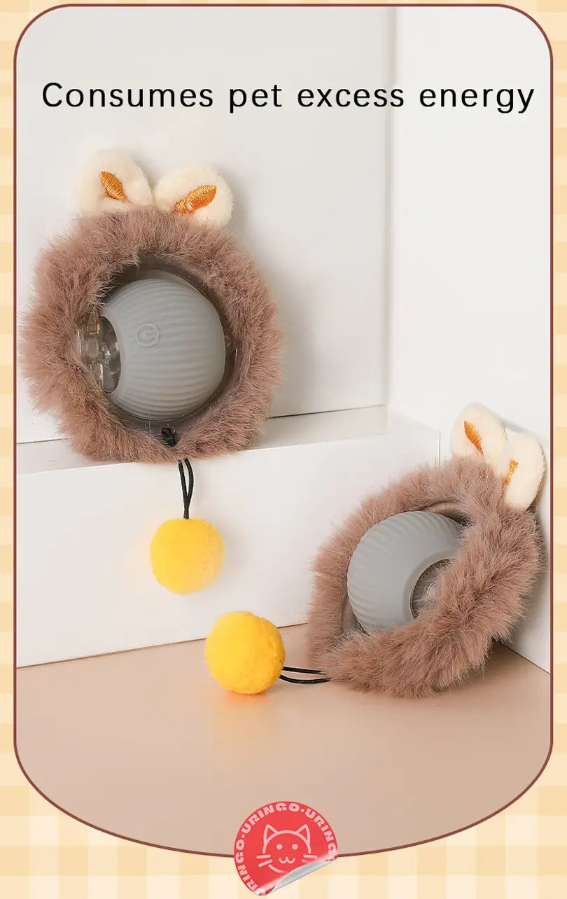 conjunto de bolsita de rodillo de juguetes de gato interactivos que presenta un juguete para mascotas temático de conejito marrón de peluche, con una esfera motorizada gris y pompoms colgantes amarillos, fabricado en China continental.