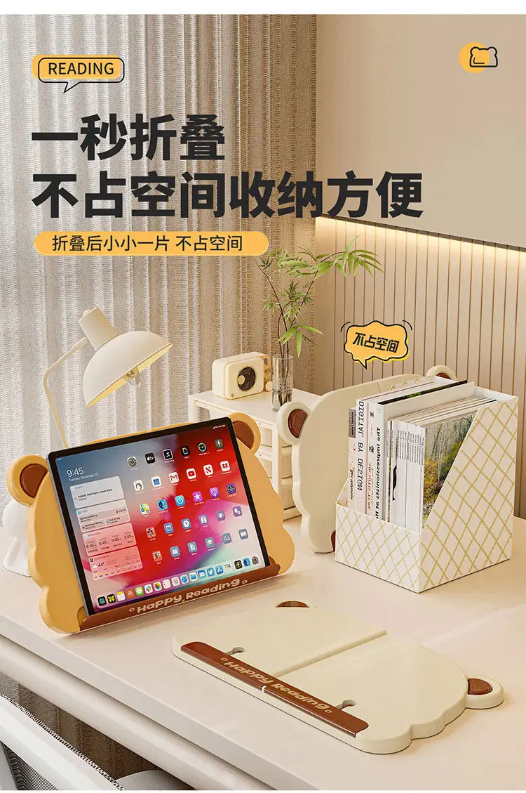 Gelber bärenförmiger Tablet-Ständer mit Holzstruktur-Finish und bestickter Aufschrift „happy reading“ auf dem Sockel, entworfen als Kinder-Bären-Lese-Stand als Buchhalter.