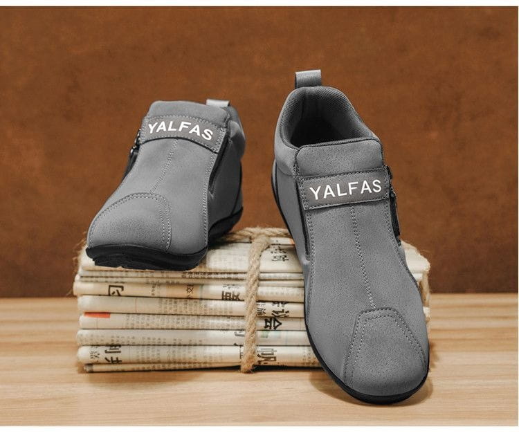 Herren-Casual-Sneaker aus Wildleder zum Hineinschlüpfen mit Zipper-Verschluss in Grau mit schwarzen Gummisohlen und Yalfas-Logo an der Seite.