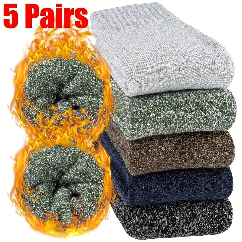 Cinq paires de chaussettes d’hiver thermiques pour hommes, réalisées en maille côtelée douillette, dans des couleurs chinées assorties, notamment gris, vert, brun et marine.