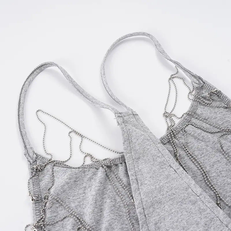 Graues Strick-Camisole mit offenem Rücken mit meliertem Stoff, dünnen Trägern und dekorativen silbernen Kugelkettendetails, ideal für Dropshipping und Kaufabsicherungszeit.