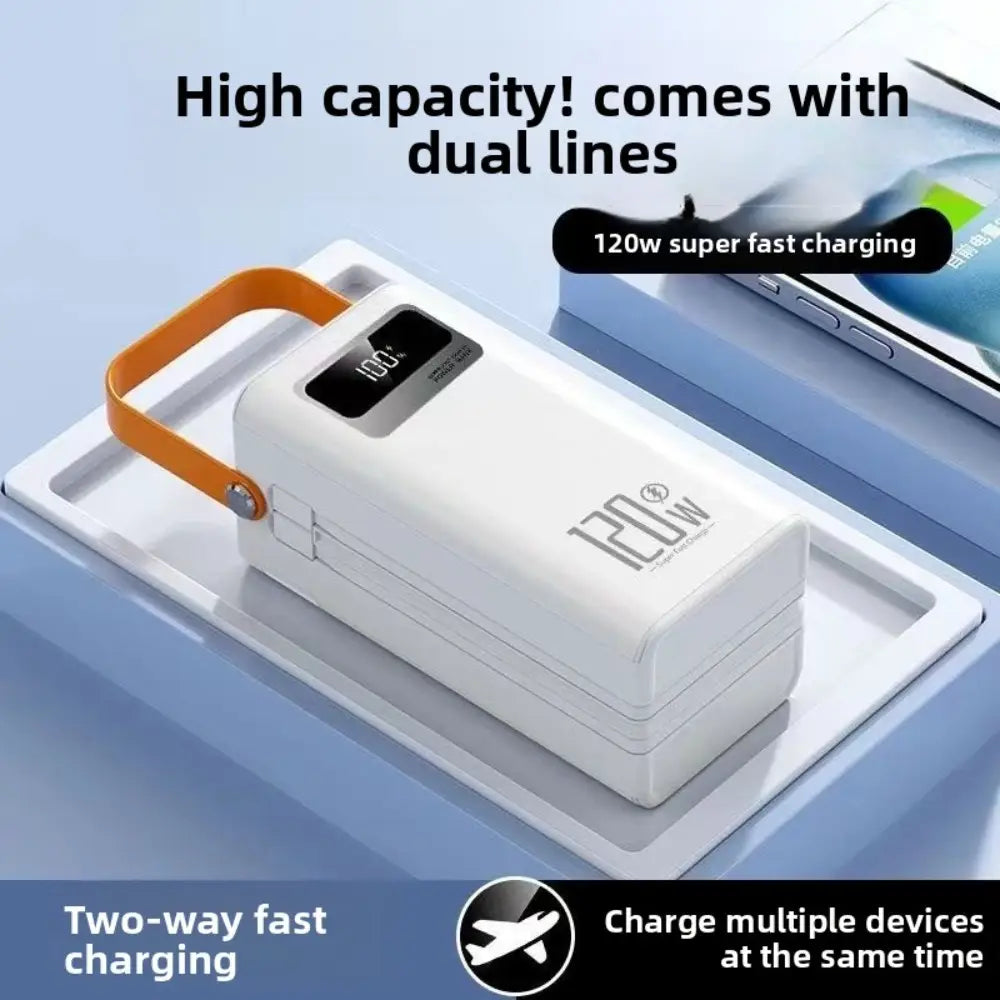 Banco de energía rectangular blanco de carga rápida de 120 W con asa de transporte naranja y pantalla digital que muestra 100 por ciento de carga, para gran capacidad y carga super rápida.