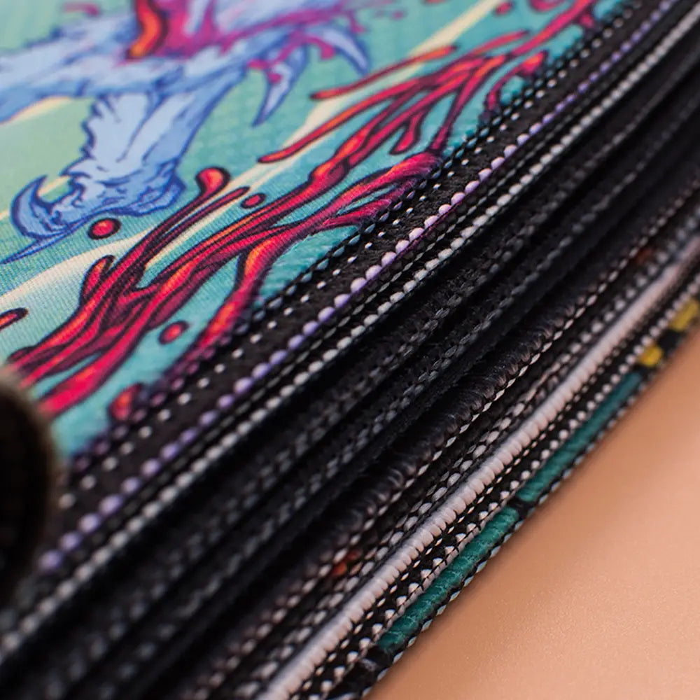 grand tapis de bureau pour souris de jeu au chiot mignon, présentant un empilement de patchs de tissu colorés avec des motifs rouges et bleus éclatants sur un fond turquoise, conçu pour une utilisation dans un endroit ventilé