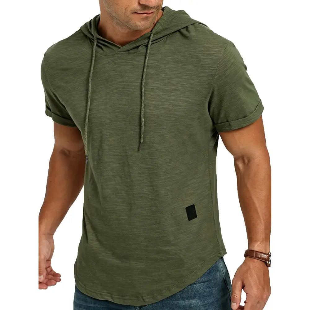 Veste à capuche respirante légère pour homme, olive vert, à manches courtes, avec capuche à cordon et écusson rectangulaire noir sur la partie inférieure avant, idéale pour une tenue décontractée.