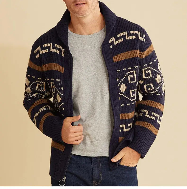 Pull-over cardigan vintage à fermeture éclair géométrique pour homme en tissu tricoté bleu marine, avec des motifs géométriques beige et crème, doté d’une fermeture zippée à l’avant et de poignets côtelés.