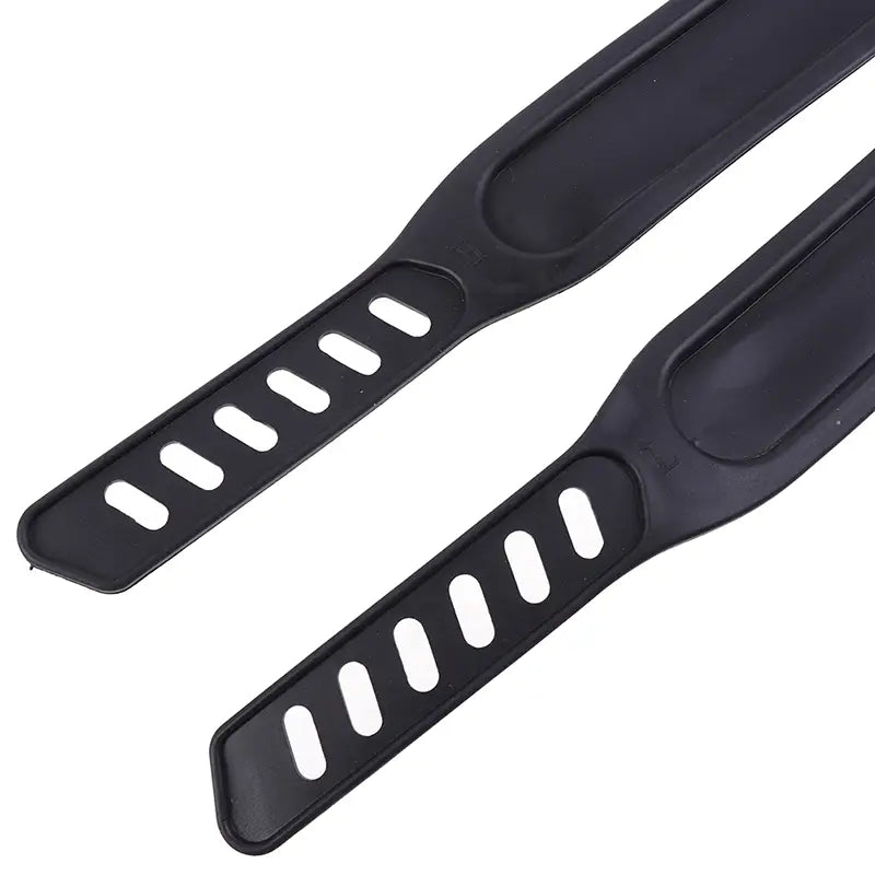 Paires de sangles de pédale de vélo d’exercice en silicone noir, avec une finition mate élégante et des découpes ovales uniformément espacées pour un réglage de la taille