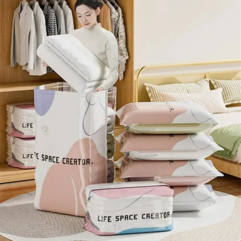 Pastellrosa- und weiße Vakuum-Aufbewahrungsbeutel für Kleidung und Quilts mit abstraktem geometrischem Design und „Life Space Creator“-Branding für die Aufbewahrung; zur Verwendung als Aufbewahrungsbeutel.