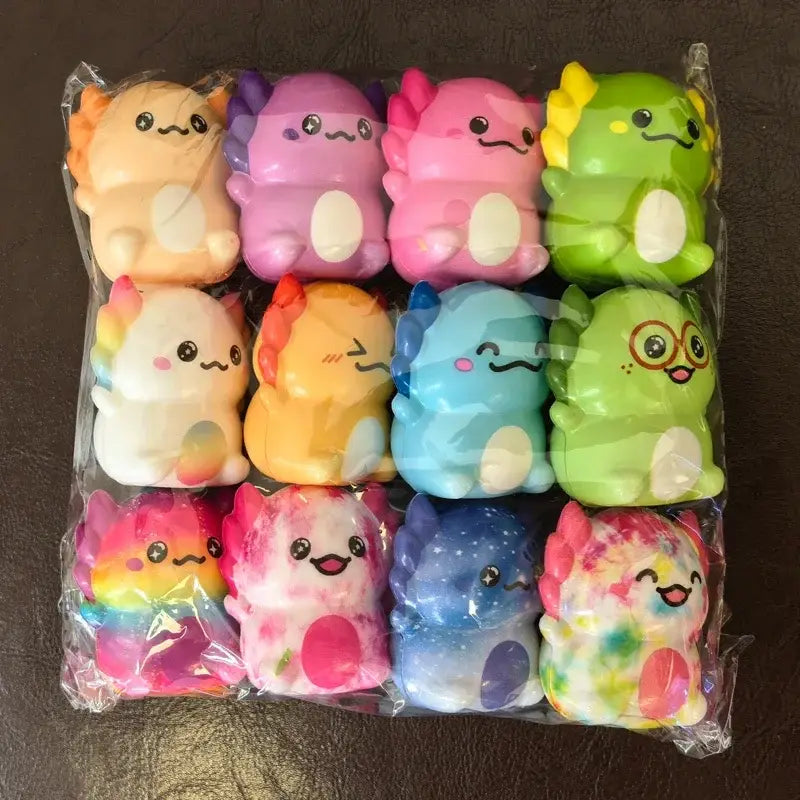 Eine Sammlung farbenfroher Axolotl-förmiger Knet- und Quetschspielzeuge zur Stressreduktion in verschiedenen Pastell- und kräftigen Farbtönen, hergestellt aus weichem Material.