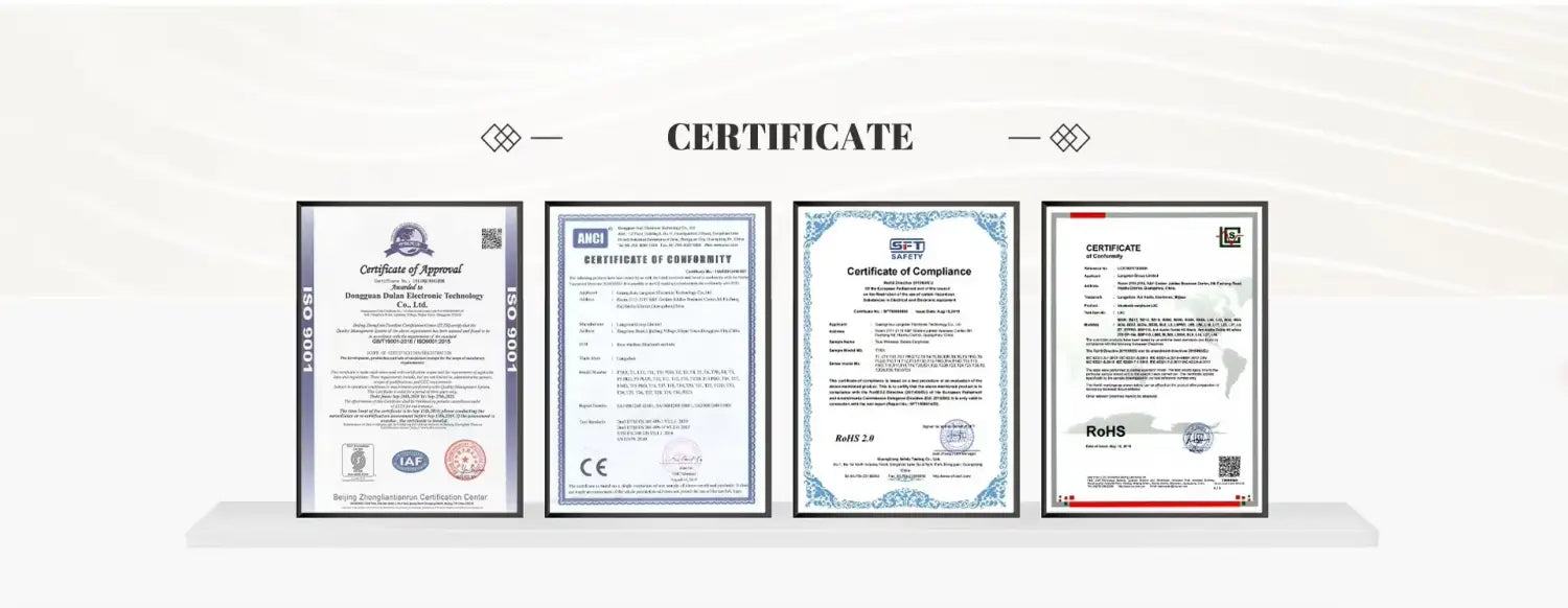Quatre documents de certification encadrés affichés côte à côte sur une surface blanche, pour le collier pendentif en forme de poisson en opale bleue, bijoux marins en argent.